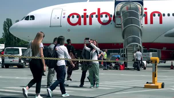 Berlin, Almanya - 18 Mayıs 2017. Selfie yapma ve havaalanında Air Berlin uçak yolcu yolcu. 4 k klip — Stok video