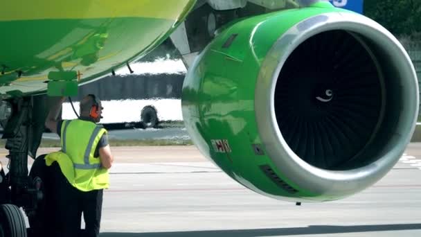 Berlin, deutschland - 18. Mai 2017. s7 Verkehrsflugzeug wird vor dem Flug vom Flughafenpersonal kontrolliert. 4k Teleobjektiv Video — Stockvideo