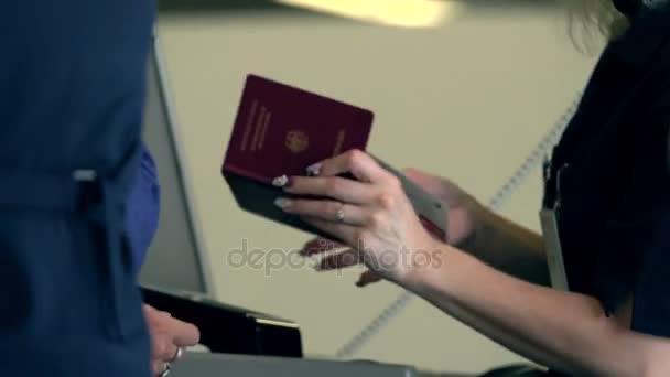 Αεροσυνοδός έλεγχος διαβατηρίων και κάρτες επιβίβασης στο αεροδρόμιο τερματικού πύλη εξόδου. γκρο πλαν βίντεο 4 k — Αρχείο Βίντεο