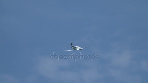 WARSAW, POLONIA - 18 de mayo de 2017. Cessna 525Un avión jet privado subiendo en el cielo. Vídeo 4K — Vídeo de stock