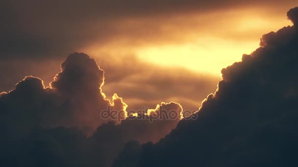 Schöne Curling orange Sonnenuntergang Wolken und fliegendes Flugzeug mit Kondensstreifen Zeitraffer — Stockvideo
