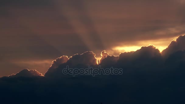 Stralen van de ondergaande zon boven warme curling wolken time-lapse, kleuren — Stockvideo