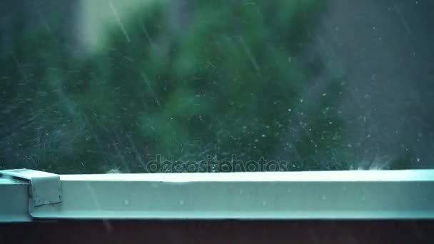 Regendruppels raken metalen dak slow-motion shot — Stockvideo