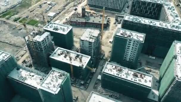 Moskou, Rusland - mei, 24, 2017. Luchtfoto time-lapse van moderne flatgebouwen Zilart bouwplaats en stadsgezicht. 4k video — Stockvideo