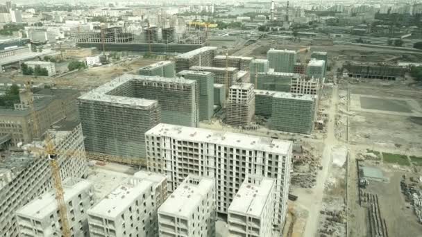 俄罗斯莫斯科-2017 年 5 月 24 日。空中的降序射击的现代公寓建筑 Zilart 施工现场。4 k 剪辑 — 图库视频影像