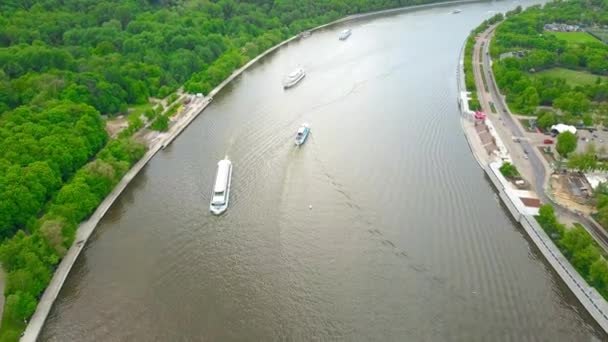 Tiro aéreo de barcos turísticos do rio Moscou perto da área de recreação Vorobievy Gory. Vídeo 4K — Vídeo de Stock