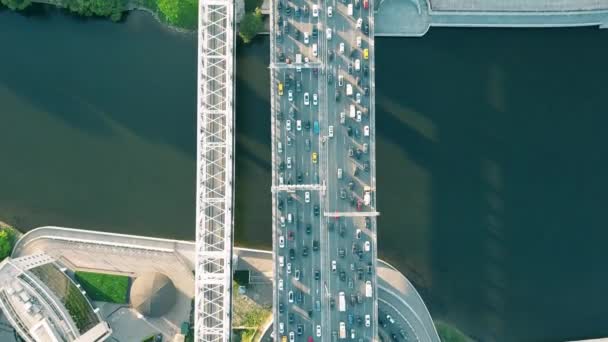 Vue aérienne du haut vers le bas d'un embouteillage sur un pont de voiture à l'heure de pointe du soir. Vidéo 4K — Video