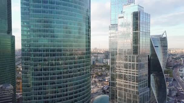 Tiro ascendente aéreo de detalhes de arranha-céus de escritório reflexivo em um distrito de negócios moderno. Vídeo 4K — Vídeo de Stock