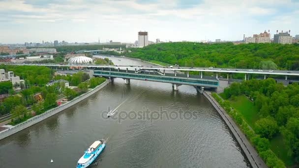 Moskva, Ryssland - maj 24, 2017. Antenn skott av Moskva floden turbåtar, bilar och metro bridge och tunnelbana station Vorobievy blodiga. 4k-video — Stockvideo