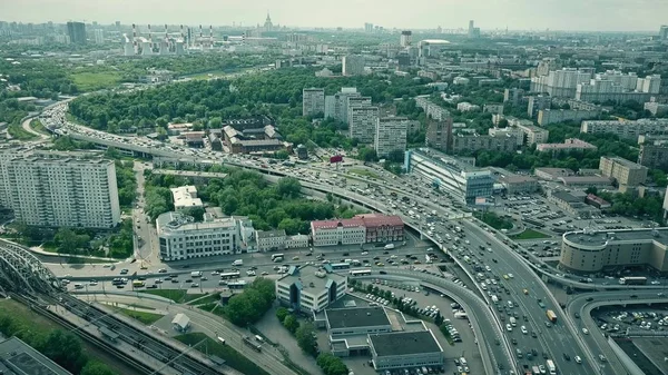 Luftaufnahme des Moskauer Stadtbildes und des überfüllten Straßenverkehrs im Berufsverkehr — Stockfoto