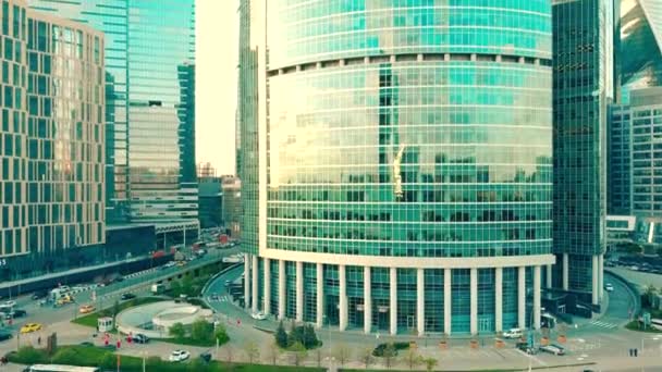 Moskou, Rusland - mei, 22, 2017. Stijgende luchtfoto van International Business Center-kantoor- en residentiële wolkenkrabbers. 4k video — Stockvideo