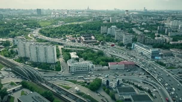 Antenn skott av Moskva stadsbild och överbelastade väg trafik i rusningstid. 4k-video — Stockvideo