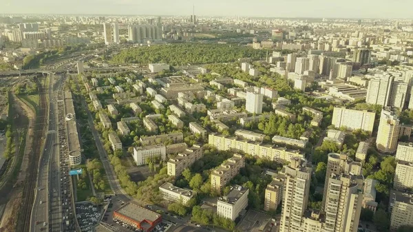 Vue aérienne en haute altitude du paysage urbain de Moscou et des embouteillages importants sur la route automobile à l'heure de pointe du soir — Photo