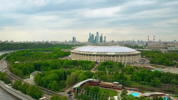 MOSCOW, RÚSSIA - 24 de maio de 2017. Tiro aéreo de alta altitude renovado para a Copa do Mundo FIFA 2018 Luzhniki arena de futebol. Clipe 4K — Vídeo de Stock