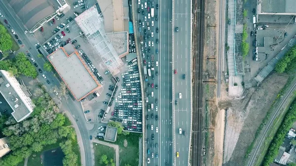 Antenn skott av tung trafik stopp på en bilväg i rusningstid — Stockfoto