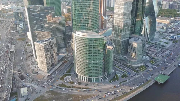 Luchtfoto van reflecterende office wolkenkrabbers en verkeersopstopping in een moderne financiële wijk de rush Hour — Stockfoto