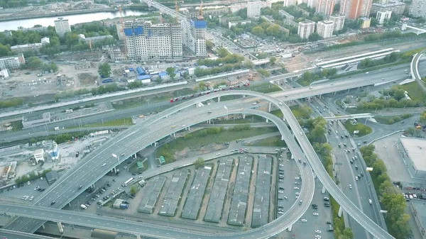 都市道路インターチェンジと動いている通勤電車の空中ショット — ストック写真