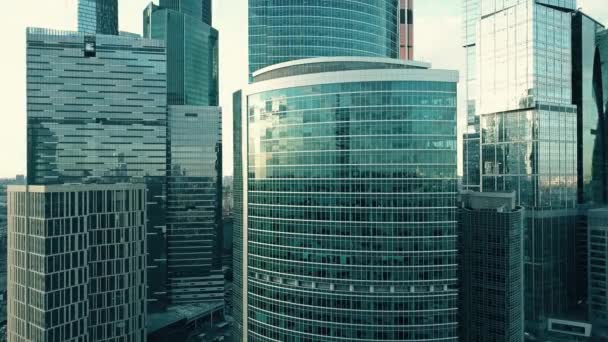 Aerial shot of office skyscraper details reflecting sky and cityscape. 4K clip — Stock Video