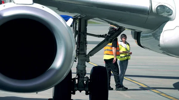 ADVERTÊNCIA, POLÓNIA - 18 DE MAIO DE 2017. Boeing 737 avião comercial sendo verificado pelo pessoal do aeroporto. Imagem da lente telefoto — Fotografia de Stock