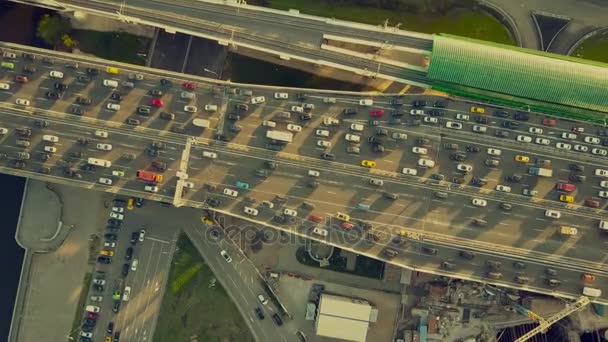 Vista aérea de arriba hacia abajo plano de atasco de tráfico en ambos lados de una carretera en la hora punta de la noche. Vídeo 4K — Vídeo de stock