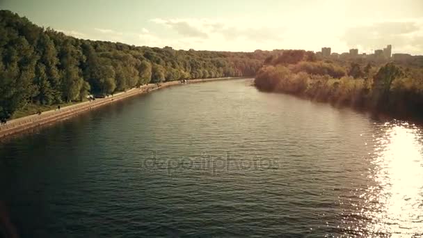 Luchtfoto van de Moskou-rivier en Fili park rivieroevers op een zonnige dag. 4k video — Stockvideo