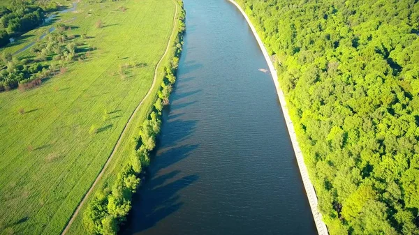 モスクワ川、晴れた日に糸公園堤防の空中ショット — ストック写真