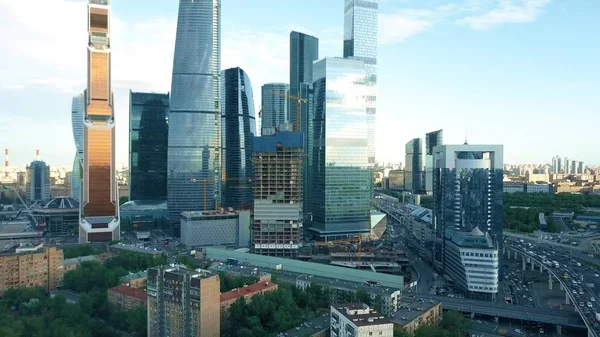 MOSCOU, RUSSIE - 22 MAI 2017. Vue aérienne ascendante du centre d'affaires international, du bureau, du centre commercial et du complexe résidentiel de gratte-ciel — Photo