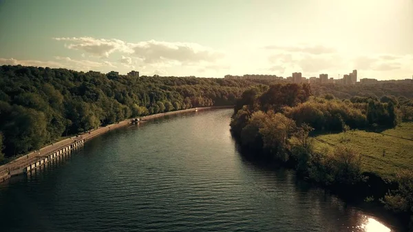 Foto aérea del río Moscú y el parque Fili en un día soleado — Foto de Stock