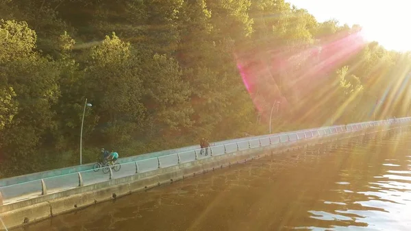 Повітряний знімок Московської річки і паркова набережна в сонячний день — стокове фото