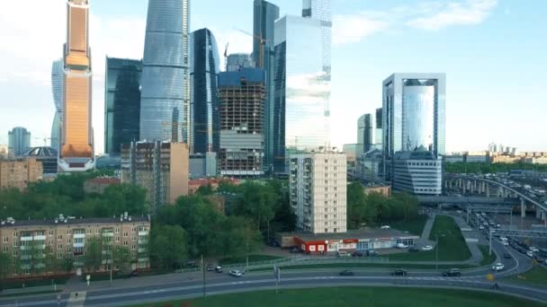 MOSCA, RUSSIA - 22 MAGGIO 2017. Aerea ripresa in aumento di International Business Center, ufficio, shopping e complesso grattacielo residenziale. Clip 4K — Video Stock