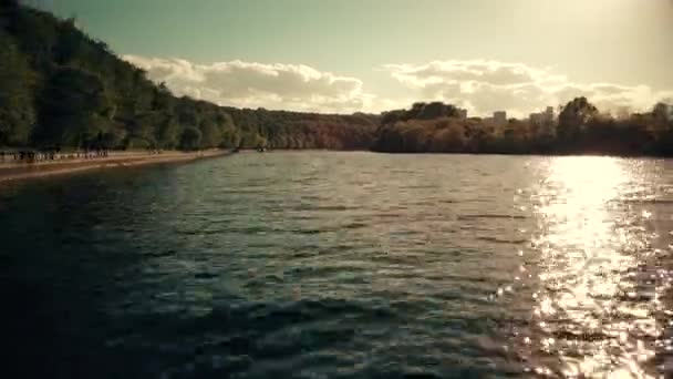 モスクワ川、晴れた日に糸公園川岸の空中時間が経過。4 k ビデオ — ストック動画
