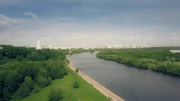 Vue aérienne de la rivière Moscou et du remblai du parc Kolomenskoe — Photo