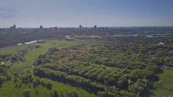 Воздушная съемка московского городского пейзажа из Коломенского парка — стоковое фото