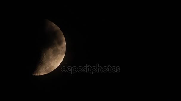 Luna encerada oscurecida por las nubes por la noche. Caducidad — Vídeo de stock