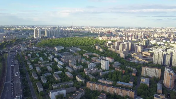 モスクワ都市景観の高高度空中ショットを市、ロシアの中央および北の部分に表示します。 — ストック写真