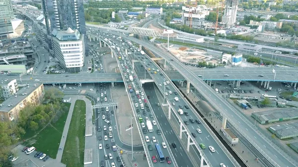 Luftaufnahme von dichtem Stau auf der Autobahn-Überführung im abendlichen Berufsverkehr — Stockfoto