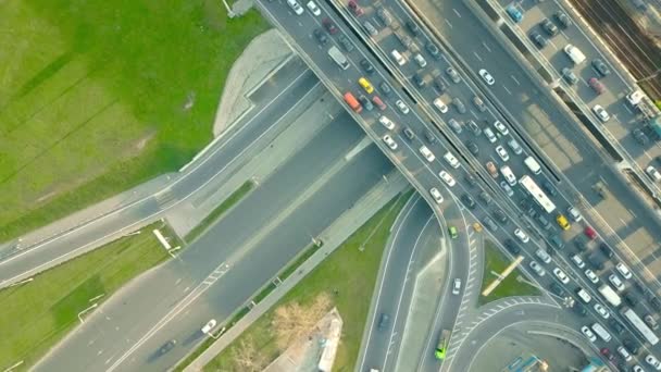 Luftaufnahme eines dichten Staus auf einer Autostraße im Berufsverkehr. 4k-Video — Stockvideo