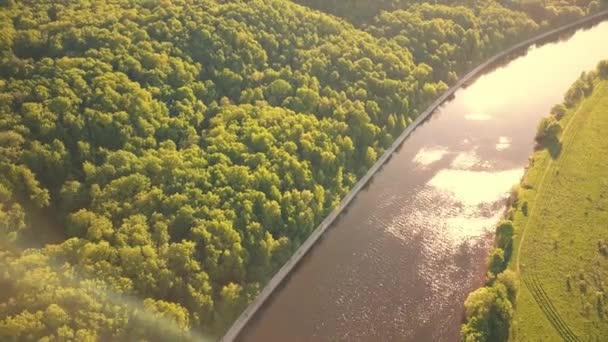 Luchtfoto fly-over shot van de Moskou-rivier en Fili park embankment op een zonnige zomerdag. 4k video — Stockvideo