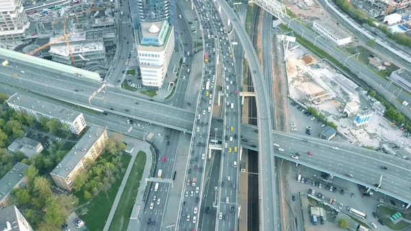 Prise de vue aérienne d'embouteillages lourds sur le survol de l'autoroute — Photo