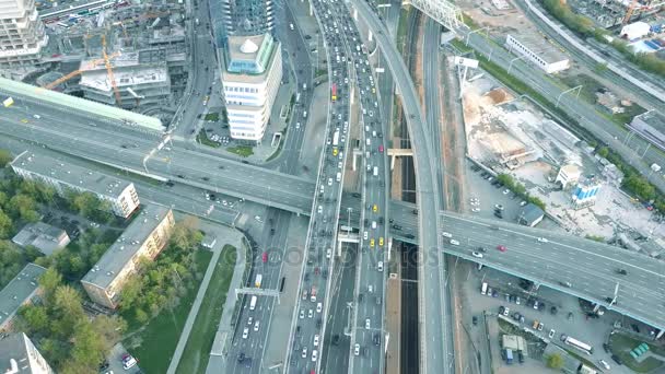 Moskou, Rusland - mei, 22, 2017. Luchtfoto van zwaar verkeer jam op het viaduct van de snelweg. 4 k-clip — Stockvideo