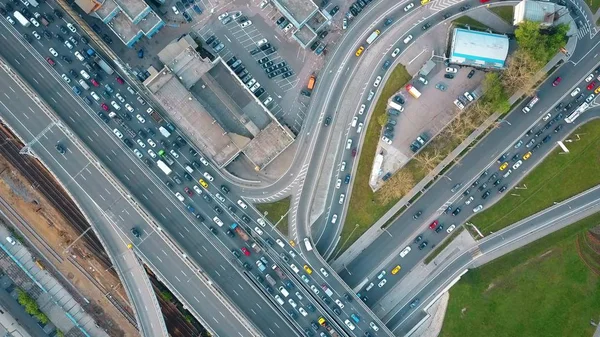 Luftaufnahme von oben nach unten vom Stau auf einer Stadtautobahn im Berufsverkehr — Stockfoto