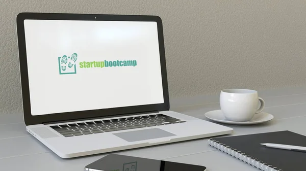 Φορητό υπολογιστή με Startupbootcamp λογότυπο στην οθόνη. Σύγχρονο εργασιακό χώρο εννοιολογική συντακτική 3d rendering — Φωτογραφία Αρχείου