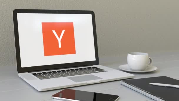 Otevření notebooku s Y Combinator logo na obrazovce. Moderní pracoviště koncepční redakční 4k animaci — Stock video
