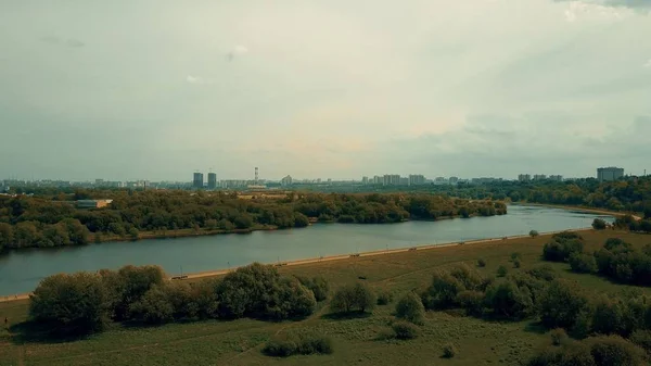 Vue aérienne de l'horizon de Moscou vue depuis le remblai du parc Kolomenskoe — Photo