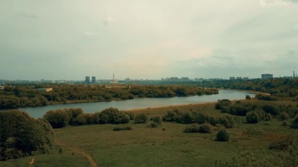Kolomenskoe 公園の堤防から見たモスクワのスカイラインの空中ショットは。4 k ビデオ — ストック動画