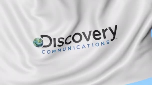 Acenando bandeira com o logotipo da Discovery Communications. Seamles loop 4K animação editorial — Vídeo de Stock