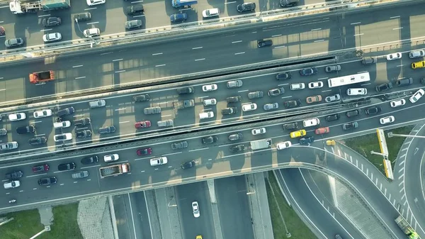 ラッシュ時の車の道路の交差点の交通渋滞のショット空中上 — ストック写真