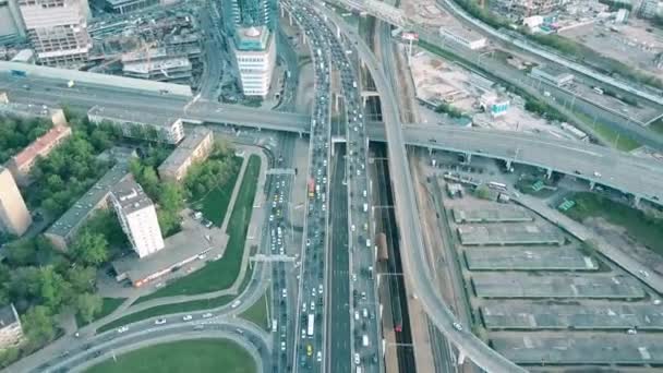 Moskou, Rusland - mei, 22, 2017. Luchtfoto time-lapse tilt shot van zware verkeersopstopping in de zakenwijk in het spitsuur. 4k video — Stockvideo