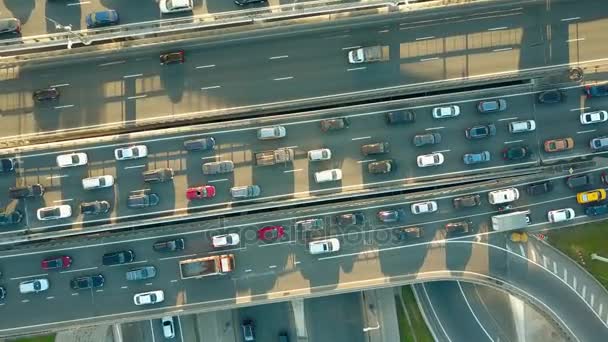 Antenne boven naar beneden aflopend shot van een verkeersopstopping op de snelweg van een stad in het spitsuur. 4k video — Stockvideo