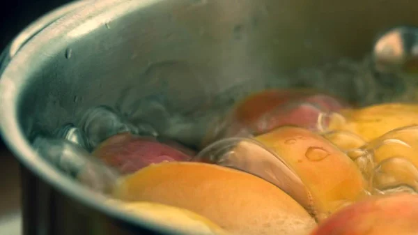 Cocinar compota de manzana y albaricoque en casa. Primer plano de disparo — Foto de Stock